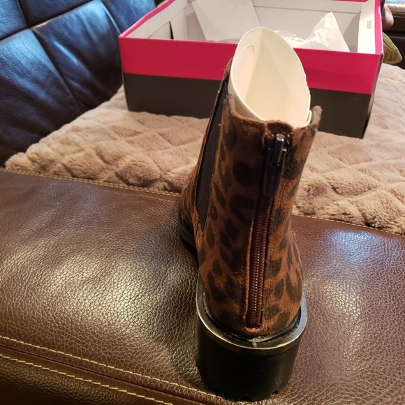 Vince Camuto  Chelsea Boots - Kelivena Women Size 9 - New No Tags - Picture 4 of 5